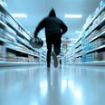 De fire unge stjal dagligvarer i Netto Galten for 1.670 kroner Foto: Adobe Stock (AI Genereret)