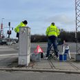 Fagfolk i gule veste undersøger lyskrydset Edwin Rahrs Vej/Åby Ringvej. Pressefoto