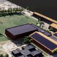 Kunstgræsbanen placeres i direkte tilknytning til det nye idrætscenter, som forventes indviet i oktober 2026. Illustration: Solbjerg IF