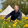 Efter en lang, sej kamp, hvor Jens Ole Ladefoged i høj grad har asfalteret, mens han har kørt, er det nu lykkedes at få Naturhotellet Djursland på stabil grund, hvor flere og flere virksomheder, kommuner og regioner har fået øjnene op for faciliteterne i naturen ved Trustrup. Derudover er der netop åbnet for, at man også kan booke Naturhottelet til for eksempel bryllupper eller andre store familiesammenkomster. Jens Ole Ladefoged driver Naturhotellet i tæt samarbejde med sin kæreste Isabel, mens også hans døtre og de øvrige beboere på landstedet hjælper til i løbet af sæsonen. Foto: Simon Carlson