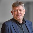 Socialdemokratiets chefideolog i Syddjurs, Ole Sønderskov Hansen, lod pragmatismen få overtaget, da han som formand for Familie-, børne- og læringsudvalget uddelte roser til Thorsager Skole for en velargumenteret ansøgning om lov til at lade den kommende 0. klasse bestå af 27 elever. Presseforo: Syddjurs Kommune