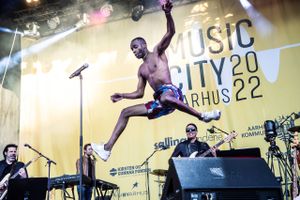 Music City Aarhus 2022 slutter med fællessang på Bispetorv og stor koncert fra tagene i Musikhusparken efter et år med mere end 200 arrangementer. Byens musikmiljø har - igen - løftet i flok.