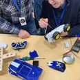 Repair Café tilbyder gratis reparation af alt fra elektronik og tøj til møbler og småting. Foto: Mark Sigetty