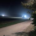 Sent mandag aften blev spildevandsslam spredt på en mark klos op ad Kasted. Ifølge landmanden endte det ved et uheld også i et sårbart drikkevandsområde. Privatfoto