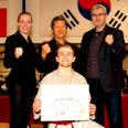 Forrest Jonas Wulf-Andersen, bagerst fv: Sanne Jensen, Grandmaster Choi og Torben Sachmann Hansen. Privatfoto
