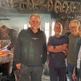 Smed Sven Brieske arbejder i Den Gamle Smedje bag Klaus Allermann, Lars Kalmar Kastanje, Jens Rasmussen og Birgit Skov Jensen fra bestyrelsen. Pressebillede