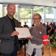 Morten Rahbek Borup (tv), der her hylder skolens 40 års jubilar, Karin Jensen, tidligere på året, har siden Gitte Gamls afgang som skoleleder med udgangen af juni 2016 vore konstitueret i lederstillingen. Nu er det en kendsgerning, at han bliver ny leder af Ådalen Børneby pr. 1. februar 2017. Foto: Lars Norman Thomsen