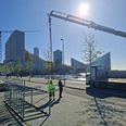 »Nu giver vi stativerne fra cykelbroen ved banegården nyt liv, så cyklisterne får nogle lette og oplagte steder at parkere på Aarhus Ø, og så håber jeg, at der bliver bedre plads på fortovet,« siger Nicolaj Bang (K), rådmand, Teknik og Miljø. Foto: Aarhus Kommune