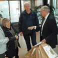 Regionsrådsformand Bent Hansen (med slips) fik hænderne fulde, da fra v: Egon Jensen, Mette Kirke og Poul Nowack dukkede op hos regionsrådsformanden i Viborg med 15.108 protestunderskrifter. Foto: Tilsendt.