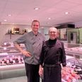 Fra venstre Dan og Torben Nedergaard i den nymoderniserede butik, der er indstillet til at deltage i konkurrencen om slagterfagets fornemste pris, Slagterprisen 2018, der uddeles af Landbrug & Fødevarer.