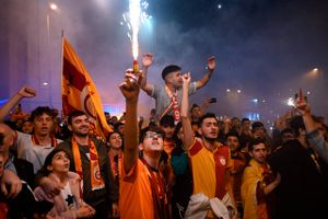 Den tyrkiske fodboldklub Galatasaray vandt tirsdag mesterskabet, og det fik en gruppe aarhusianske fans af klubben til at feste så meget, at politiet blev tilkaldt.