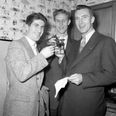 De tre kommende OL-sølvvindere Poul Pedersen, Hans Christian Nielsen og Henry From skåler med hinanden i 1959. Foto: Børge Venge, Aarhus Stadsarkiv