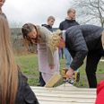 Flere af de fag, man støder ind i på HTX-uddannelsen skal i brug for at for at eleverne i 9. klasse på Søren Kanne Skolen kan nå i mål med brobygningens opgave. De fremstillede møbler får efterfølgende lov at blive stående på skolen.