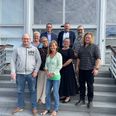 Et samlet byråd står bag årets budgetforslag. Her ses gruppeformændene og borgmesteren efter præsentationen af forslaget. Fra venstre Søren Frandsen, SF, Lone Glarbo, DD, Isabell Friis Madsen, S, Thomas Storm, V, Eva Damsgaard, DF, borgmester Lars Storgaard, K, Mia Nybo, RV, Niels Christian Selchau-Mark, K, og Thake Fogh Cordt, Ø. Simon Buus Olsen, LA, var fraværende på grund af sygdom. Foto: jr