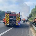 En brændende bil giver lige nu problemer i morgentrafikken. Foto: Presse-fotos.dk.