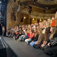 Dem, der arbejder på Aarhus Teater, vil kunne se tilbage på gruppebilledet som et minde fra jubilæumsdagen. Foto: Emma Dalum