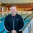 Halinspektør Henrik Sparre, Skanderborg Svømmehal, fortæller om elregninger, der ventes at stige med en halv million kroner til næste år. Foto: Erland Rasmussen