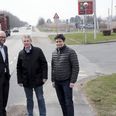 Hverken borgmester Nils Borring (i midten) eller Daniel Toft Jakobsen (t.h) håber, at Hærvejsmotorvejen kommer før rute 26. Yderst til venstre transportordfører fra socialdemokratiet, Rasmus Prehn. Billedet er taget på Viborgvej, rute 26. Arkivfoto: Kian Johansen