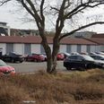 Køber af byggefelt skal blandt andet betale for nedrivningen af denne bygning, hvor der fra 2008 til 2016 var Kiwi-butik og i dag er lager. Foto: Google Maps