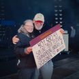 Dorthe Kongstad Petersen, bar- og eventchef hos Skanderborg Bryghus, overrakte gavebeviset på de mere end 400.000 kroner til Lasse Mortensen. Foto: Søren Koefoed Nielsen/Sølund