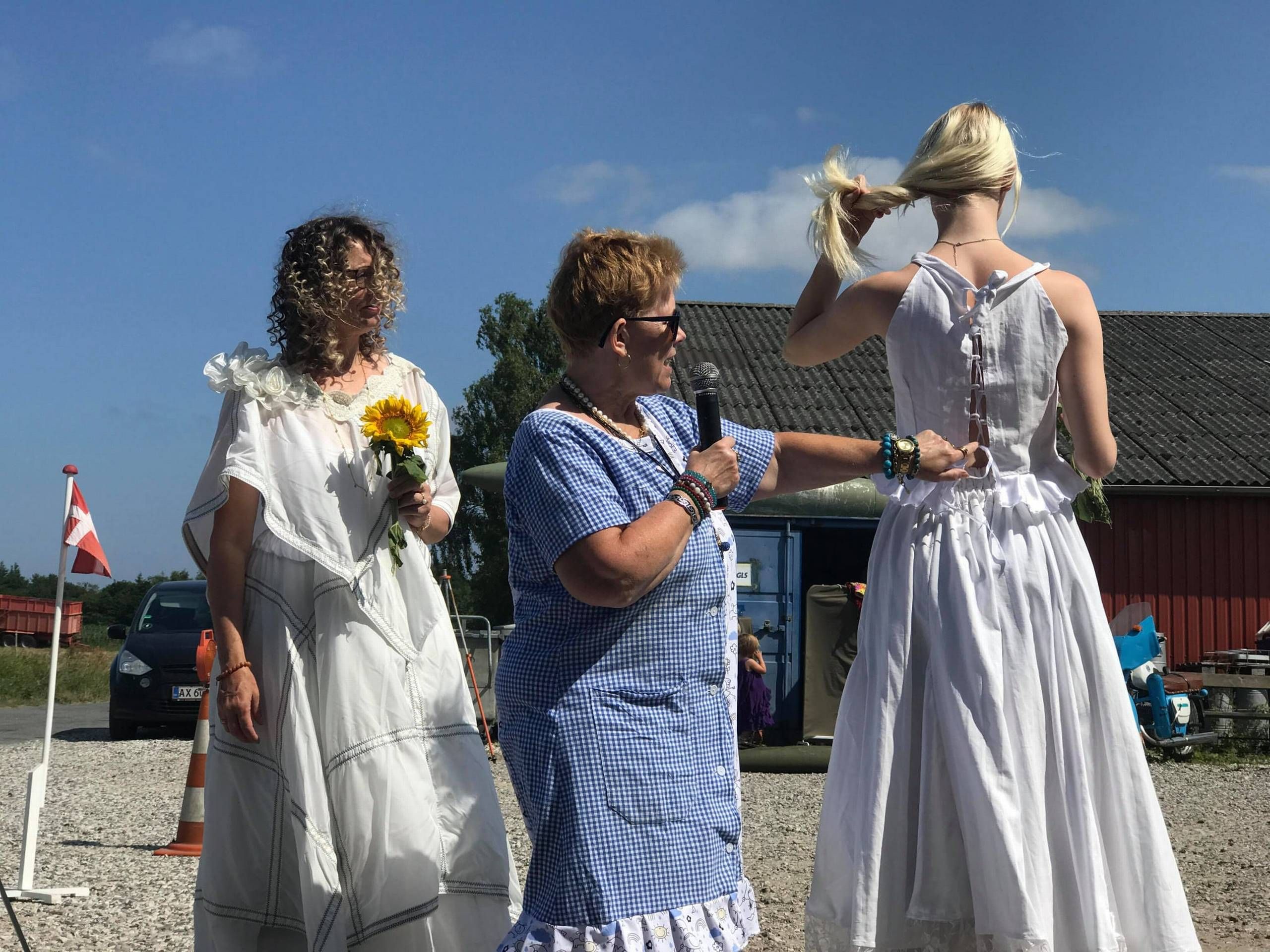 peave I udlandet stil Fra faldskærm til brudekjole: Britta redesigner militærtøj til nye klæder