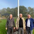 Fra v.: Peter Møller, mastermind for Ryomgård Bypark, Kirting Olesen, formand for Ryomgård Distriktsråd og Hans Gammelgaard, direktør for JIFFY A/S, foran Byparkens nye flagstang. Fotos: Lars Norman Thomsen