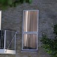 »Der er er fundet tegn på, at der har været affyret skud, og at en bygning er blevet ramt af projektiler,« skriver politiet. Foto: Presse-fotos.dk