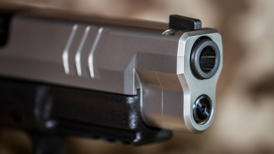 Bange borgere slår alarm: Pistolsvingende mand går rundt med kniv og ...