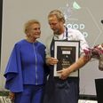 Jonatan Marcussen modtager prisen Salling Food Award fra Karin Salling.
