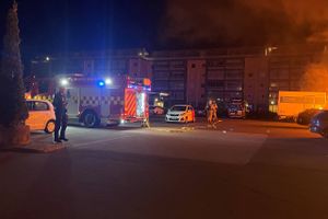 En hurtig aktion fra Østjyllands Brandvæsen forhindrede bilbrand i at sprede sig yderligere. 
