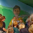 Det er i Sika-passagen i Hammel, der går fra butikkerne i Østergade til p-pladserne ved Superbrugsen/Godthåbsvej, man kan opleve portrættet af Chris Anker Sørensen. Foto: CSJ