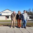 Bestyrelsesformand Steen Holm Laursen (tv.) og de to øvrige bestyrelsesmedlemmer Annelise Schultz Krogshave og Kristian Hasager ser frem til, at de med foreningen Hinnerup Hallerne overtager driften af blandt andet Haldum-Hinnerup Hallen. Det fjerde og sidste medlem af bestyrelsen Stenbroen kunne ikke deltage i artiklen. Foto: Mathias Dueholm