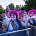 De genanvendelige krus på Smukfest har en lettere grønlig eller blålig nuance. Krusene er en stor succes, og gæsterne har købt ind på idéen fra start, fortæller festivalens bæredygtighedskoordinator. Foto: Smukfest