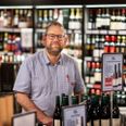 Henrik Valdorf har travlt med at få fyldt op på hylderne, for Dag'li Brugsen i Gl. Rye er centrum i lokalsamfundet. Foto: Per Bille