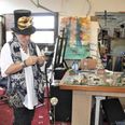 Kunstneren Hans Krull er aktuel med en ny udstilling lørdag 22. september på Galleri Grisk. Her er han manden under masken. Det er ikke tilfældigt, han har en cafe med netop det navn: Under Masken.