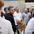 Alexander blev fejret af sine klassekammerater, lærere og kolleger fra AC Huse. Mester Alf Rauert Carstens fra AC Huse ses i baggrunden iført hvid skjorte.