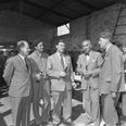 Stadsarkitekt Alfred Mogensen (nummer to fra højre) i selskab med skoledirektør, arkitekterne H. Jensen og E. Jørgensen samt rådmand og senere bogmester Bernhardt Jensen ved rejsegildet på Katrinebjergskolen. Fotograf Børge Venge, 1953, Aarhus Stadsarkiv