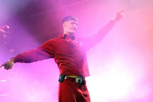 Hvis du hørte høje skrig fra 7.000 vilde fans fredag aften, var det lyden af Tobias Rahim, der vendte hjem og leverede et kreativt, flot og fuldendt show med mange lag i Ceres Arena.