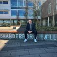 What you see is what you get: Frands Fischer i den stil, Skanderborg har lært at kende – jakkesæt og hvide sneaks. Tirsdag 5. maj fylder han 50 år. Foto: Grethe Bo Madsen