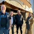 Med over en million kroner indsamlet fra 81 anpartshavere er det nu tid til generalforsamling i Allingåbro Invest. Det bliver tirsdag 1. juli klokken 19 på Allingåbro Hotel. Fra venstre er det Paul Busk Jensen, Henning Vestergård, Leo Pedersen og formand for Allingåbro Borgerforening Heidi Jensen, som har været en del af aktionsgruppen bag den store redningsplan for byens handelsliv. Arkivfoto: Simon Carlson
