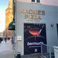 Mackie's Pizza gik konkurs i september 2023 - og i løbet af i år har man kunnet se bannere uden for det tidligere pizzeria om, at Madklubben vil rykke ind. Arkivfoto: Anders Michaelsen