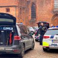 Det krævede assistance at få ro på situationen, da betjente ville fjerne bil. Foto: pressefotos.dk