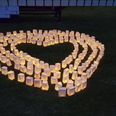 Elever på Låsby Skole har lavet lysposer som dem på billedet. En sponsor kan købe posen og skrive en hilsen.