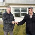 Peter Werner får nøglerne af Jørn Sørensen til 1.300 kvadratmeter på Mågevej. En æra er helt slut. Foto Kian Johansen