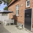 Udover et væsentligt forbedret indeklima er anlægget også billigt både i drift og i anskaffelse. Det er et 12 Volt anlæg der kobles til elnettet via en lille transformer og koster derfor under ca. 100 kr. om året i drift. Filteret er selvrensende og holder 10-15 år.
