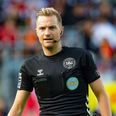 Mikkel Redder, tidligere målmandstalent og nu FIFA-dommer, deler sin inspirerende historie fra Nørresundby til FIFA ved arrangementet i Hornslet Hallen 8. april. Presseforo