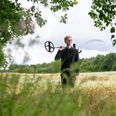 Arkæologistuderende Gustav Bruunsgaard med sin metaldetektor nær fundstedet. Moesgaard/Poul Madsen Moesgaard