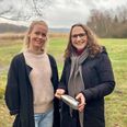Veninderne Louise Kjær og Katrine Moestrup gjorde sig et sjovt fund en fredag formiddag, da de midt på en gåtur fik øje på en gammel flaskepost i søen ved Skanderborghus. Foto: Katrine Friis.