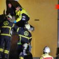 Manden landede på et betondæk og skulle reddes derfra. Foto: Local Eyes.