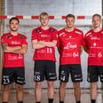 Mikkel Helle Johnsen (nr. 2 fra venstre) strålede som topscorer med imponerende seks mål på seks forsøg. Mike Paulsen (til venstre) og Jacob Larsen (til højre) leverede begge fire mål, mens Anders Svarrer (nr. 2 fra højre) bidrog med to mål til Norddjurs Håndbolds sejr. Foto: Mikkel Weje Nielsen, PhotoCare Grenaa.